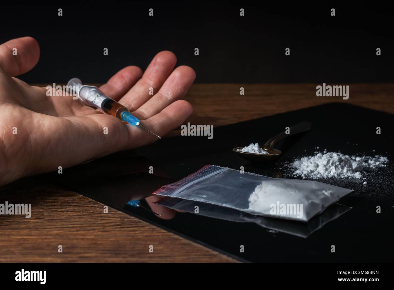 Dipendente uomo morto dopo iniezione di overdose di droga con siringa iniezione di eroina a mano. Disastro sociale ed epidemia di dipendenza narcotica concetto Foto Stock