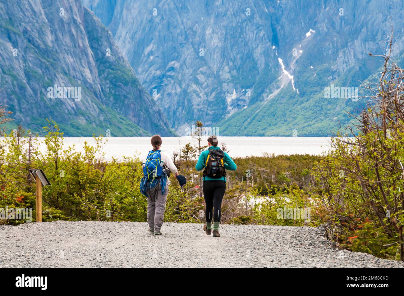 Un paio di escursionisti che si avvicinano a Western Brook Pond nel Gros Morne National Park, Terranova. Foto Stock