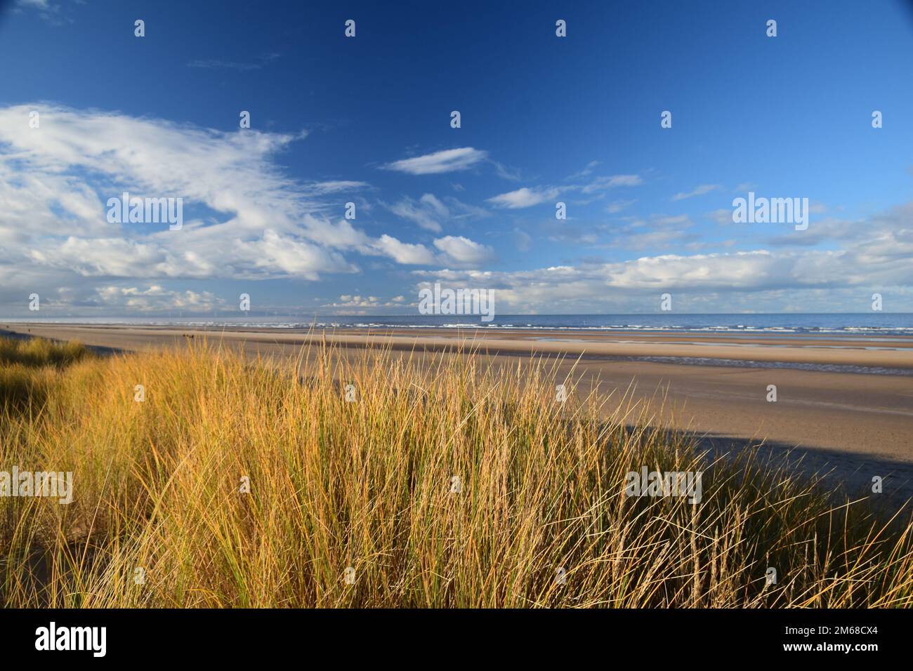 La luce del sole di mattina presto gennaio si estende attraverso la vasta distesa del sistema di dune di sabbia e la spiaggia della costa Merseyside da Ainsdale Foto Stock