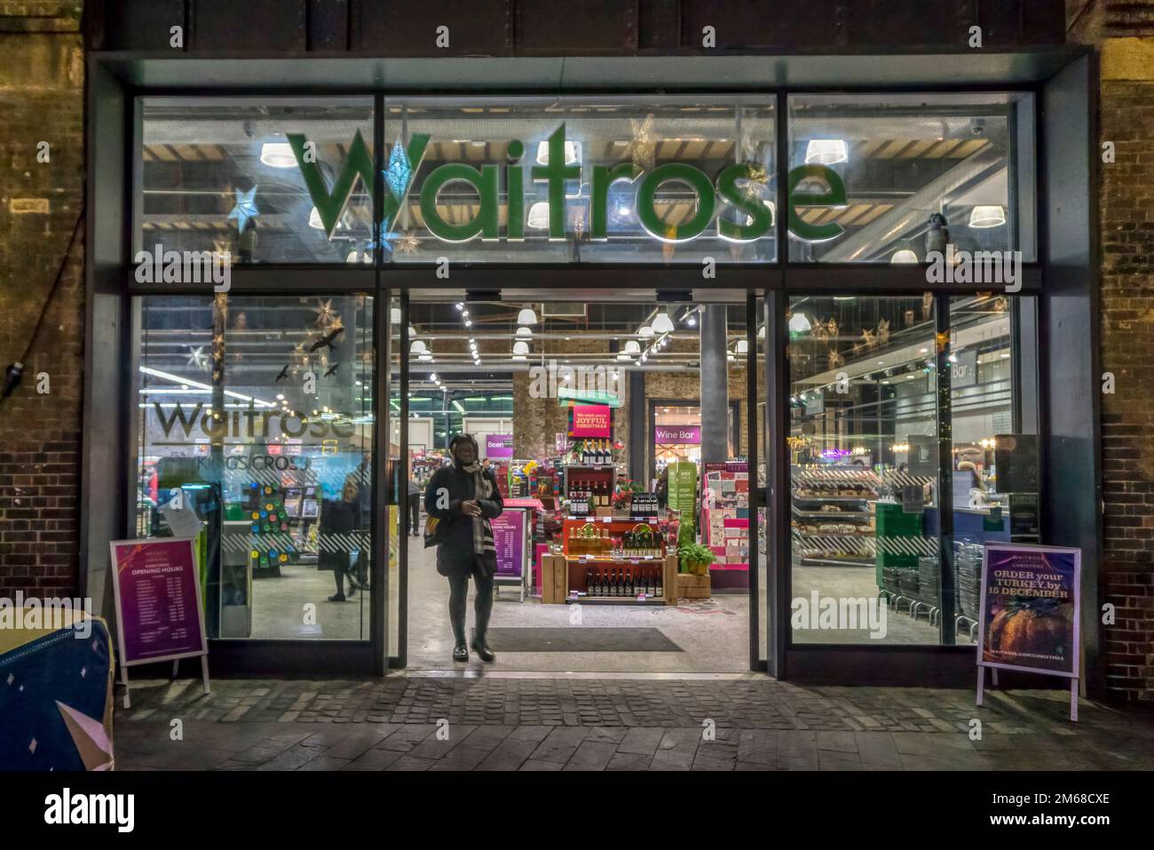 Una vista notturna dell'entrata del supermercato Waitrose Granary Square a King's Cross, Londra. Foto Stock