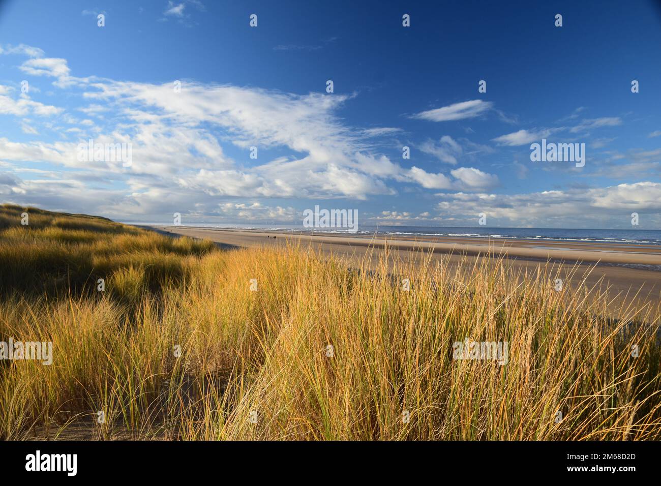 La luce del sole di mattina presto gennaio si estende attraverso la vasta distesa del sistema di dune di sabbia e la spiaggia della costa Merseyside da Ainsdale Foto Stock