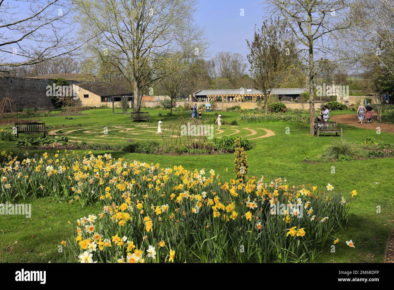 Vista sui giardini delle sculture di Burghley House, residenza signorile di Elizabethan, al confine tra Cambridgeshire e Lincolnshire, Inghilterra. Foto Stock