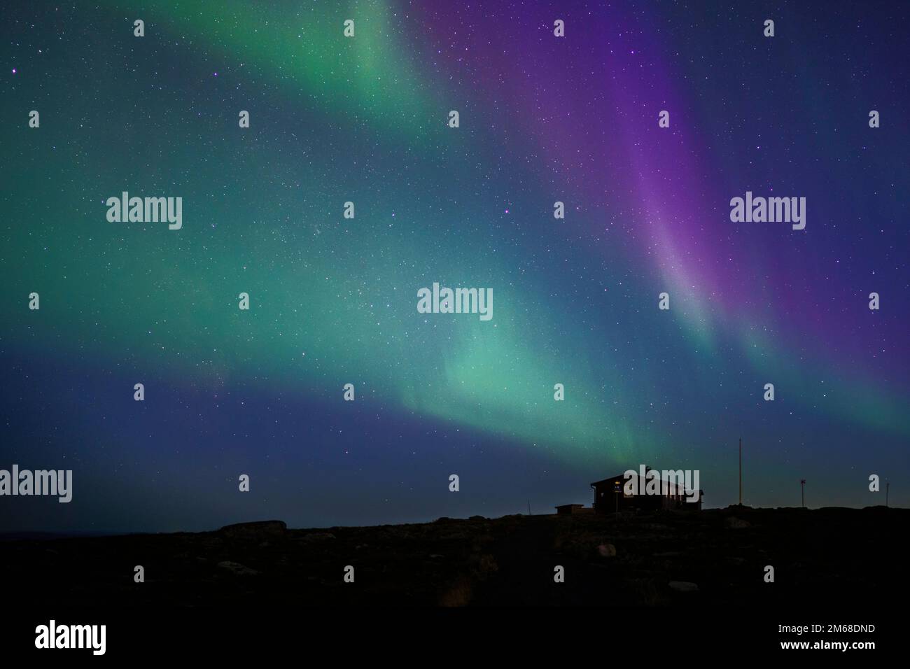 Luce settentrionale, aurora boreale vista sul Monte Dundret, cabina in primo piano, Gällivare, Lapponia svedese, Svezia Foto Stock