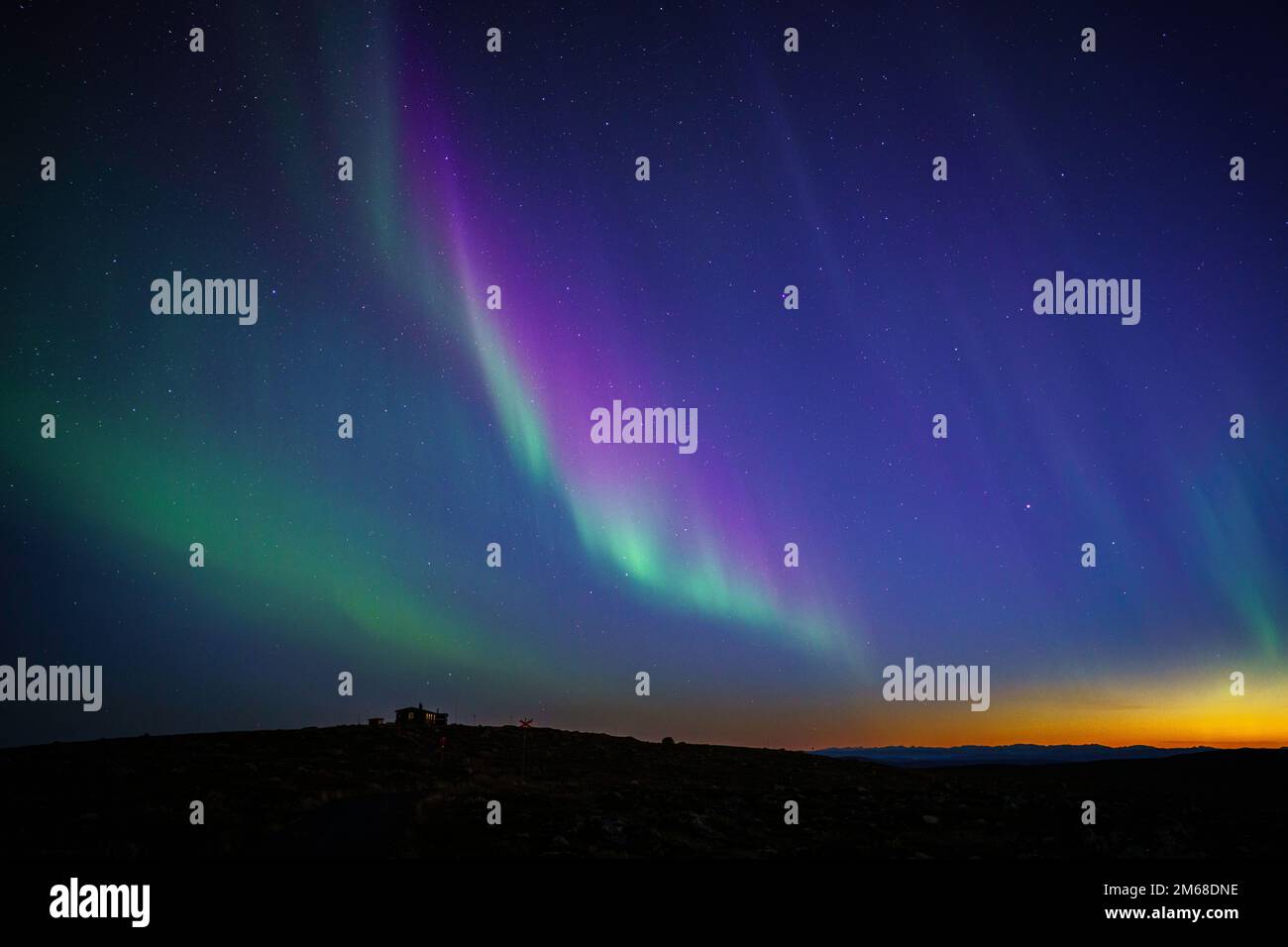 Luce settentrionale, aurora boreale vista sul Monte Dundret, cabina in primo piano, Gällivare, Lapponia svedese, Svezia Foto Stock