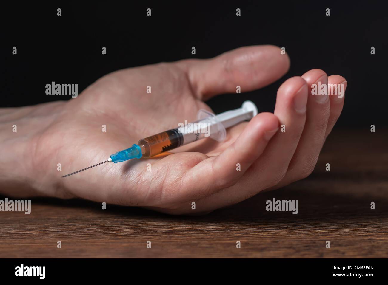 Dipendente uomo morto dopo iniezione di overdose di droga con siringa iniezione di eroina a mano. Disastro sociale ed epidemia di dipendenza narcotica concetto Foto Stock