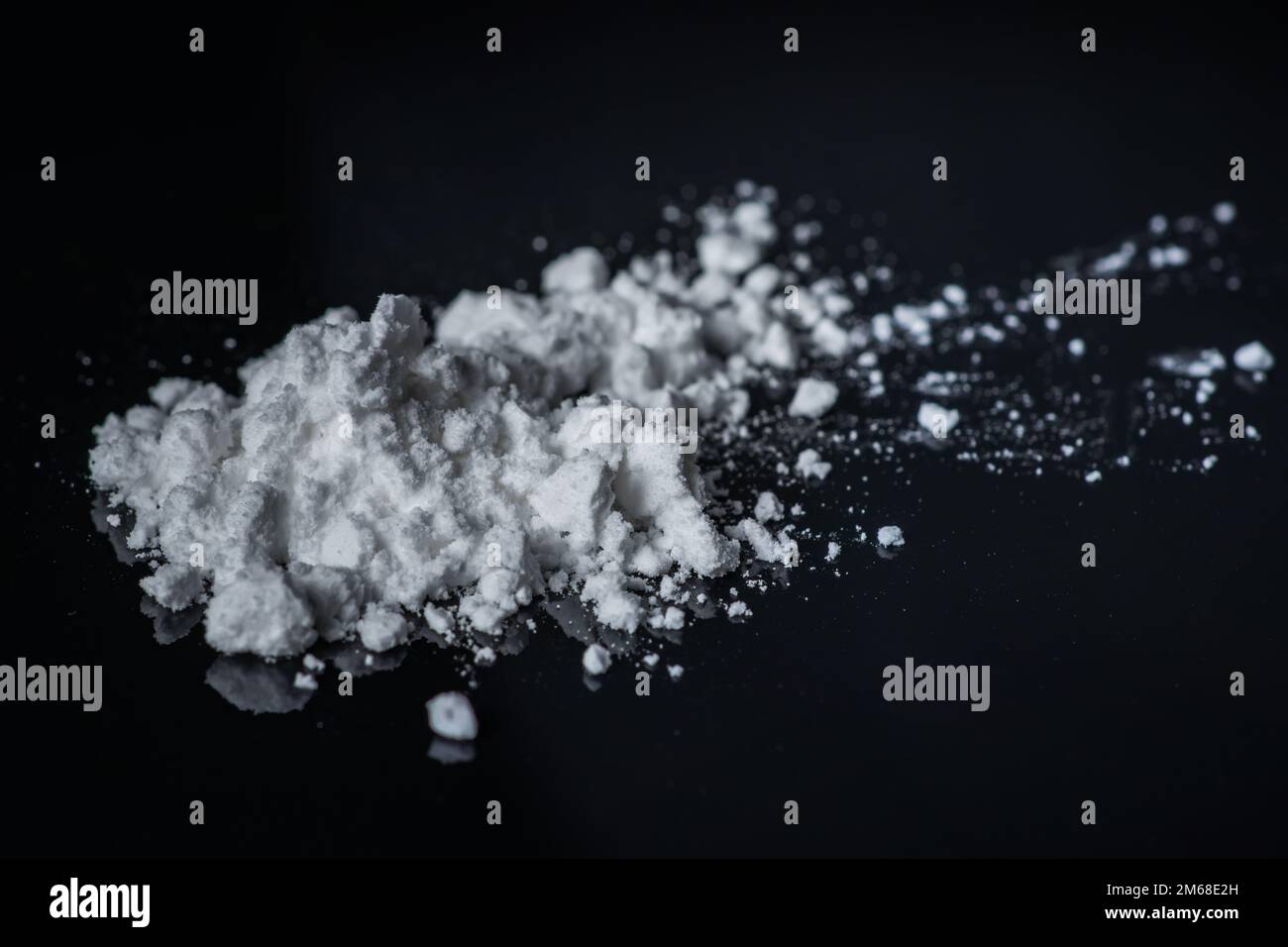 Cumulo di polvere di cocaina su sfondo nero. Foto Stock