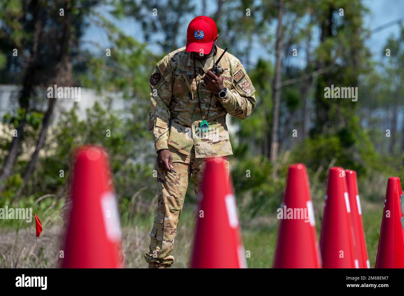 STATI UNITI Dennis Scott, 823d Rapid Engineer Deployable Heavy Operational Repair Squadron Engineers, istruttore di emergenza antincendio distaccato 1, risponde a una chiamata radiofonica alla base dell'aeronautica militare di Tyndall, Florida, 18 aprile 2022. Il distaccamento ospita una serie di corsi di formazione per il supporto al combattimento contro le emergenze incentrati sulle operazioni integrate di risposta di base e ripristino. Foto Stock