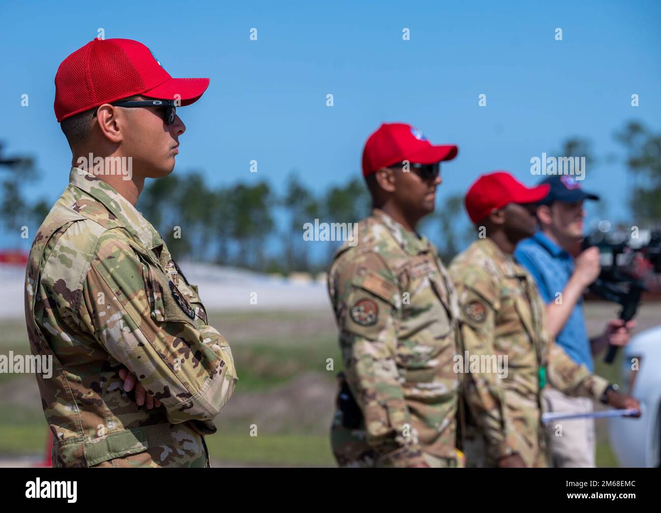 STATI UNITI Travis Pinaula, 823d Rapid Engineer Deployable Heavy Operational Repair Squadron Engineers, distaccamento 1 istruttore di emergenza antincendio, osserva un esercizio presso la base dell'aeronautica militare Tyndall, Florida, 18 aprile 2022. Il distaccamento ospita una serie di corsi di formazione per il supporto al combattimento contro le emergenze incentrati sulle operazioni integrate di risposta di base e ripristino. Foto Stock