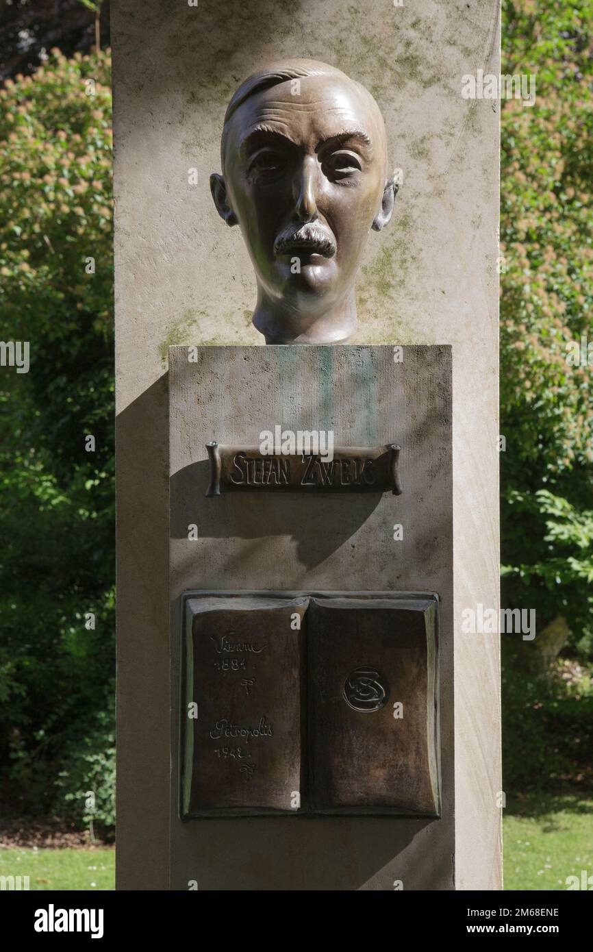 Un busto di Stefan Zweig dell'artista Felix Schivo all'interno del Jardin du Luxembourg, Parigi Foto Stock