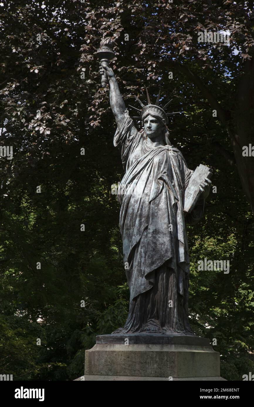 Una copia in bronzo di una versione della Statua della libertà nel Jardin du Luxembourg di Parigi. Foto Stock