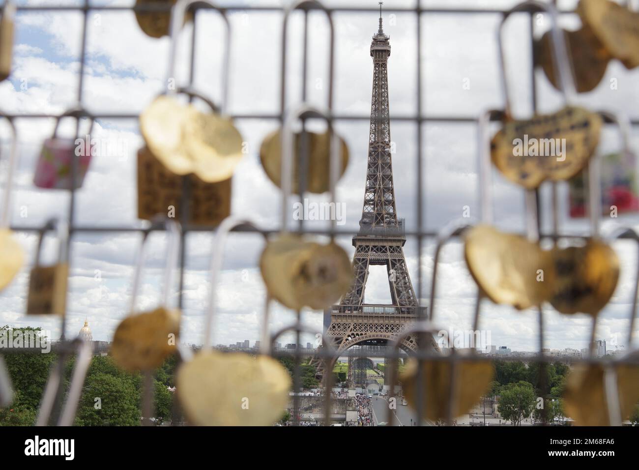 Serrature d'amore su una recinzione vicino a Place du Trocadero che si affaccia sulla Torre Eiffel Foto Stock