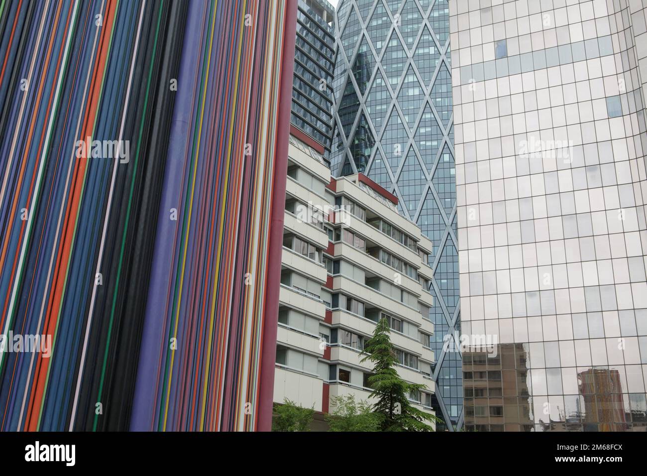 The Moretti (1995) è un'opera di Raymond Moretti alla Defense di Parigi. Utilizza tubi in fibra di vetro per coprire uno sfiato dell'aria da 32m mm Foto Stock