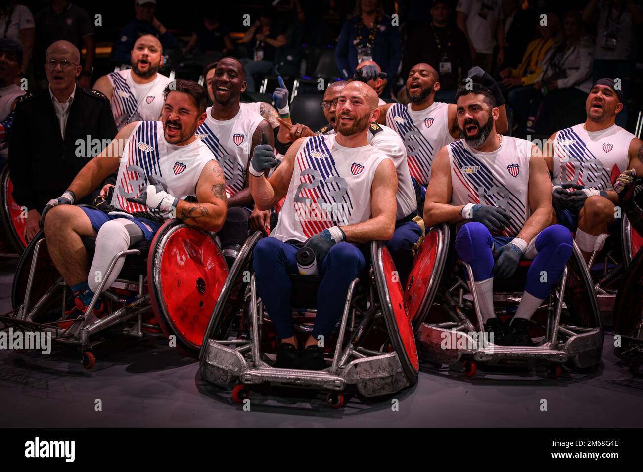 Gli atleti della squadra statunitense posano per una foto dopo una partita di rugby in sedia a rotelle per gli Invictus Games a l'Aia, Paesi Bassi, 19 aprile 2022. Gli Invictus Games sono composti da quasi 20 nazioni, oltre 500 concorrenti militari, che gareggiano in 10 eventi sportivi dal 16 al 22 aprile 2022. IG22,Invictus Games,WeAreTeamUS,Wheelchair Rugby, Foto Stock