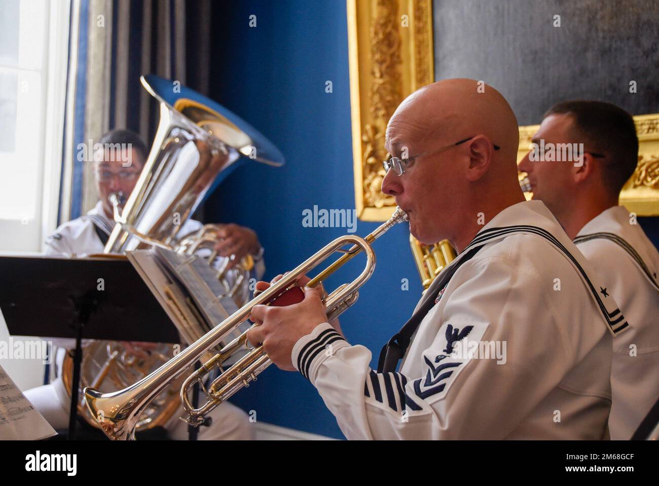 220419-N-LX838-1002 NEW ORLEANS (19 aprile 2022) il musicista di classe 1st Chris Hodges suona una tromba durante un'esibizione al Gallier Hall come parte dei festeggiamenti della settimana della Marina di New Orleans. Le settimane della Marina sono desinged per mostrare agli Americani l'investimento che hanno fatto nella loro marina ed aumentare la consapevolezza nelle città che non hanno una presenza significativa della marina. Foto Stock