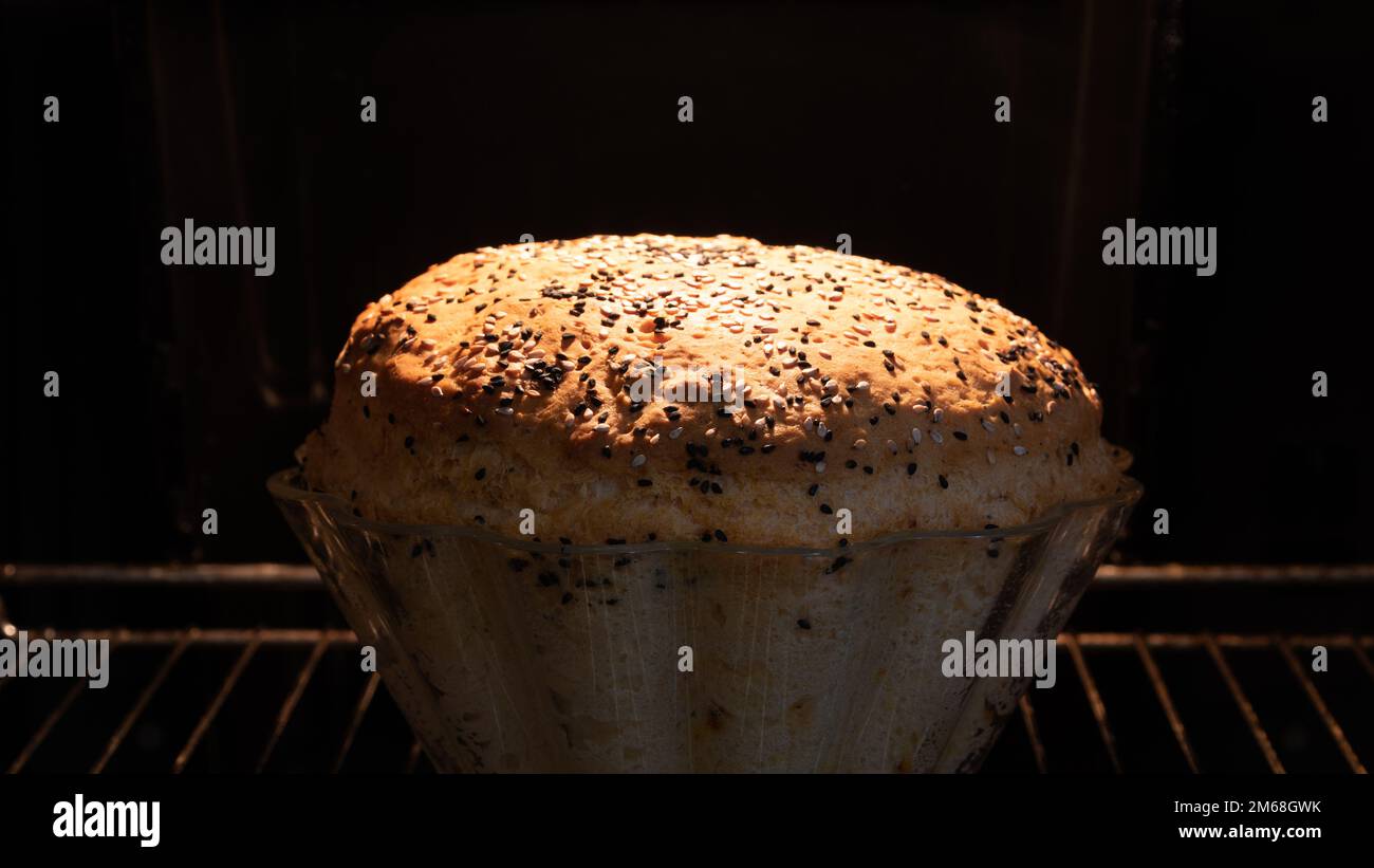 Pane fatto in casa caldo e appena sfornato con semi di cumino nero, appetitoso e pronto per essere gustato. Foto Stock