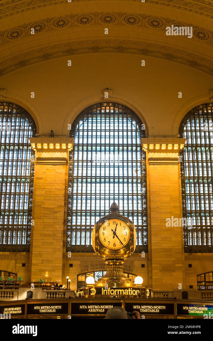 Stand informativo centrale con orologio iconico in cima, atrio principale del Grand Central Terminal, l'iconico terminal ferroviario dei pendolari situato alle 42n:00 Foto Stock