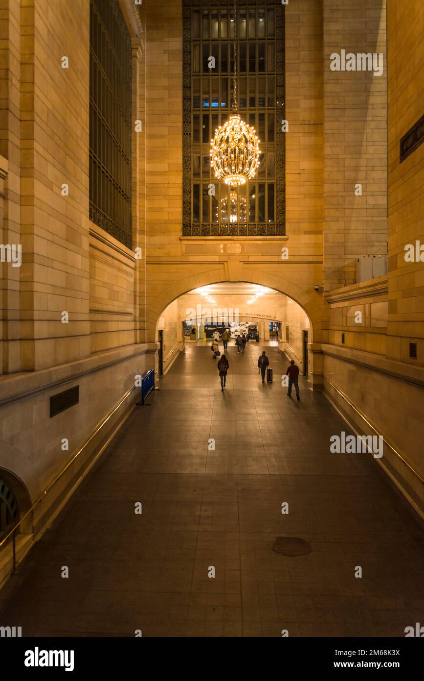 Passaggio nel Grand Central Terminal, l'iconico terminal ferroviario dei pendolari situato in 42nd Street e Park Avenue a Midtown Manhattan, New York City Foto Stock