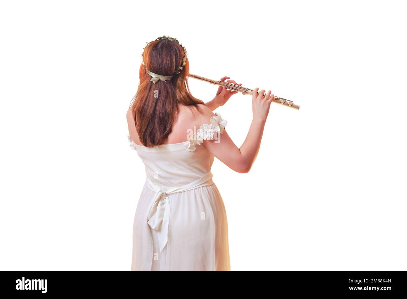 La musicista femminile suona il flauto vicino alla stella luminosa, vista dal retro, isolato su uno sfondo bianco Foto Stock