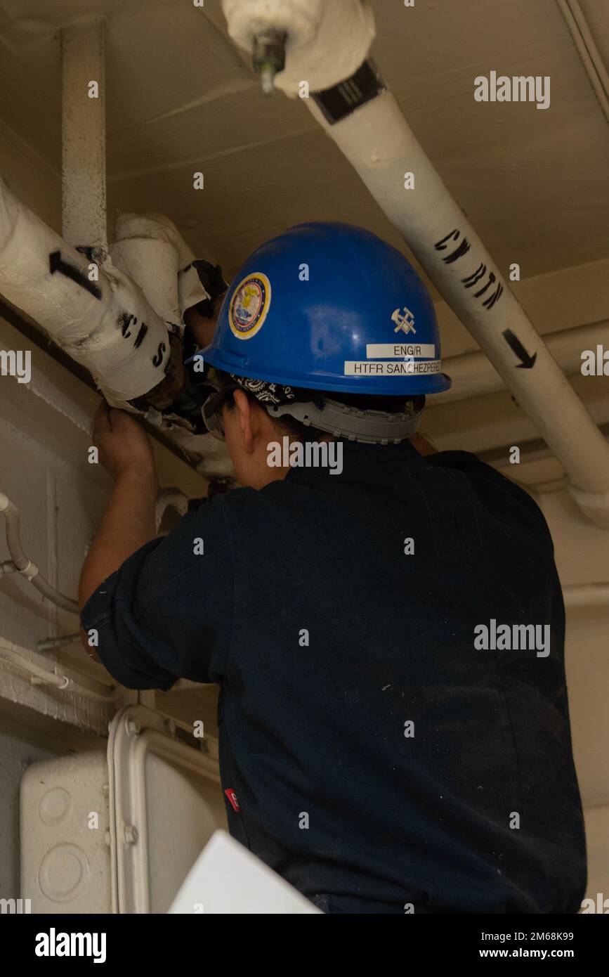 US Navy Hull Maintenance Technician 3rd Class Cynthia Sanchez Perez, da West Palm Beach, Florida, assegnato alla portaerei USS John C. Stennis (CVN 74), rimuove il tubo in ritardo a bordo della nave, a Newport News, Virginia, 19 aprile 2022. Il John C. Stennis si trova a Newport News Shipyard lavorando insieme a NNS, NAVSEA e appaltatori che conducono rifornimento e revisione complessa come parte della missione di consegnare la nave da guerra indietro nel combattimento, in tempo e nel budget, per riprendere il suo dovere di difendere gli Stati Uniti. CVN 74, RCOH, USS John C. Stennis, Foto Stock