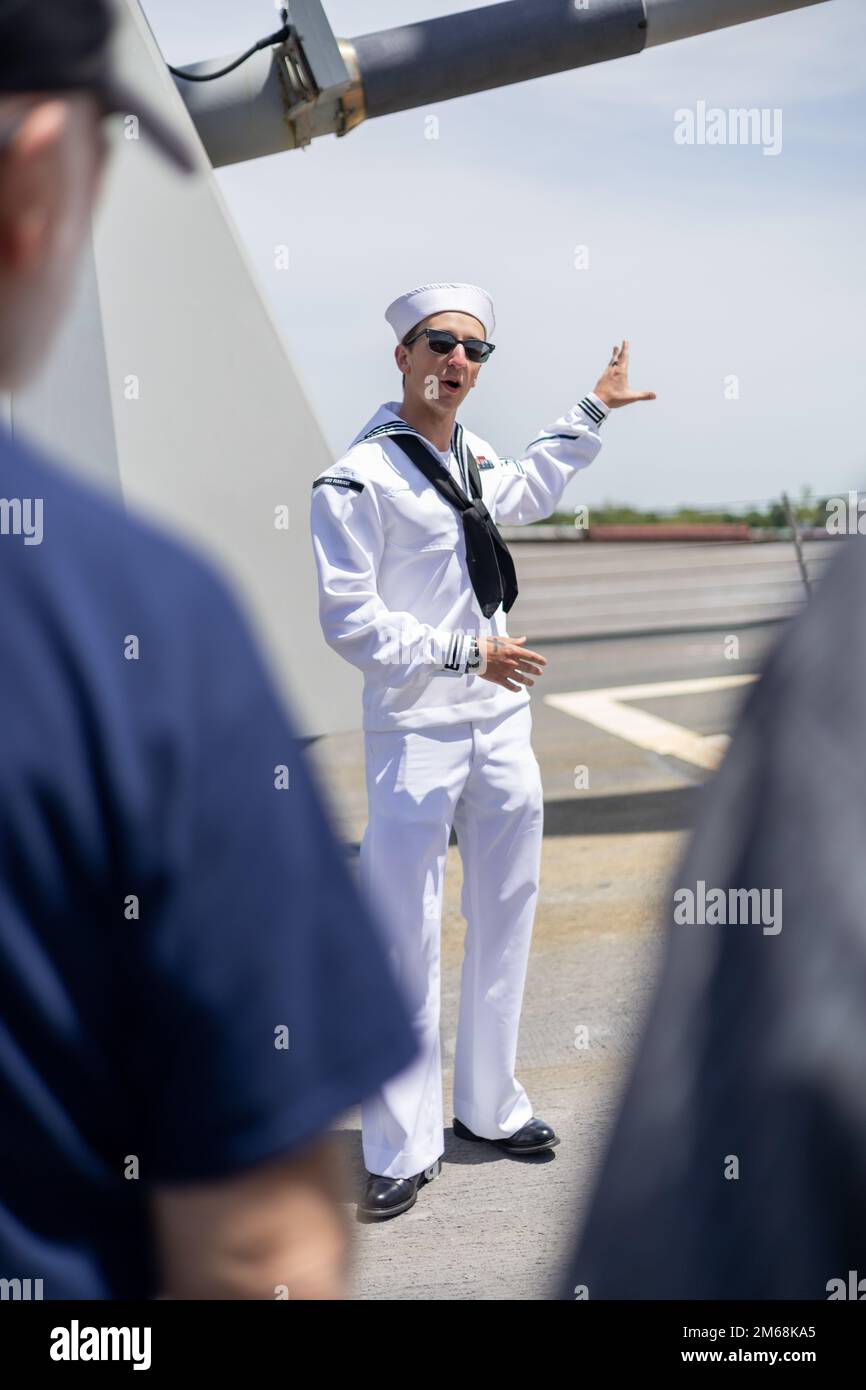 STATI UNITI I marinai della Marina con Navy Destroyer, USS Farragut (DDG 82), interagiscono con i residenti e i turisti di New Orleans durante la Navy Fleet Week di New Orleans (NWNOLA), il 20 aprile 2022. La Navy Week di New Orleans è un'enorme opportunità per i servizi marittimi degli Stati Uniti per mostrare alla gente della Louisiana sudorientale il carattere dei nostri uomini e donne in uniforme e le capacità e la qualità di alcune delle loro navi e attrezzature. Questa interazione positiva e diretta promuove la comprensione dei servizi marittimi e dei sacrifici che essi fanno a sostegno della difesa della nostra nazione. Foto Stock