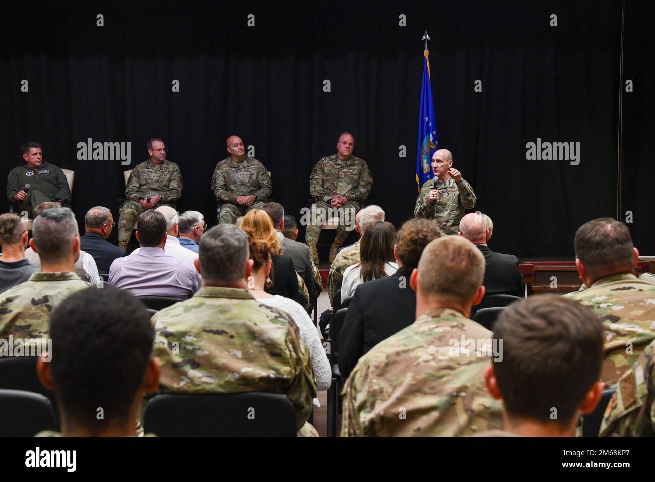 STATI UNITI David Allvin, Vice Capo dello Stato maggiore dell'Aeronautica militare, parla con gli Airmen durante un panel presso la base dell'aeronautica militare di Altus (AAFB), Oklahoma, il 19 aprile 2022. Durante questo panel, Allvin e i precedenti comandanti dell'AAFB hanno parlato del futuro della base e dei progetti che Altus intende realizzare. Foto Stock