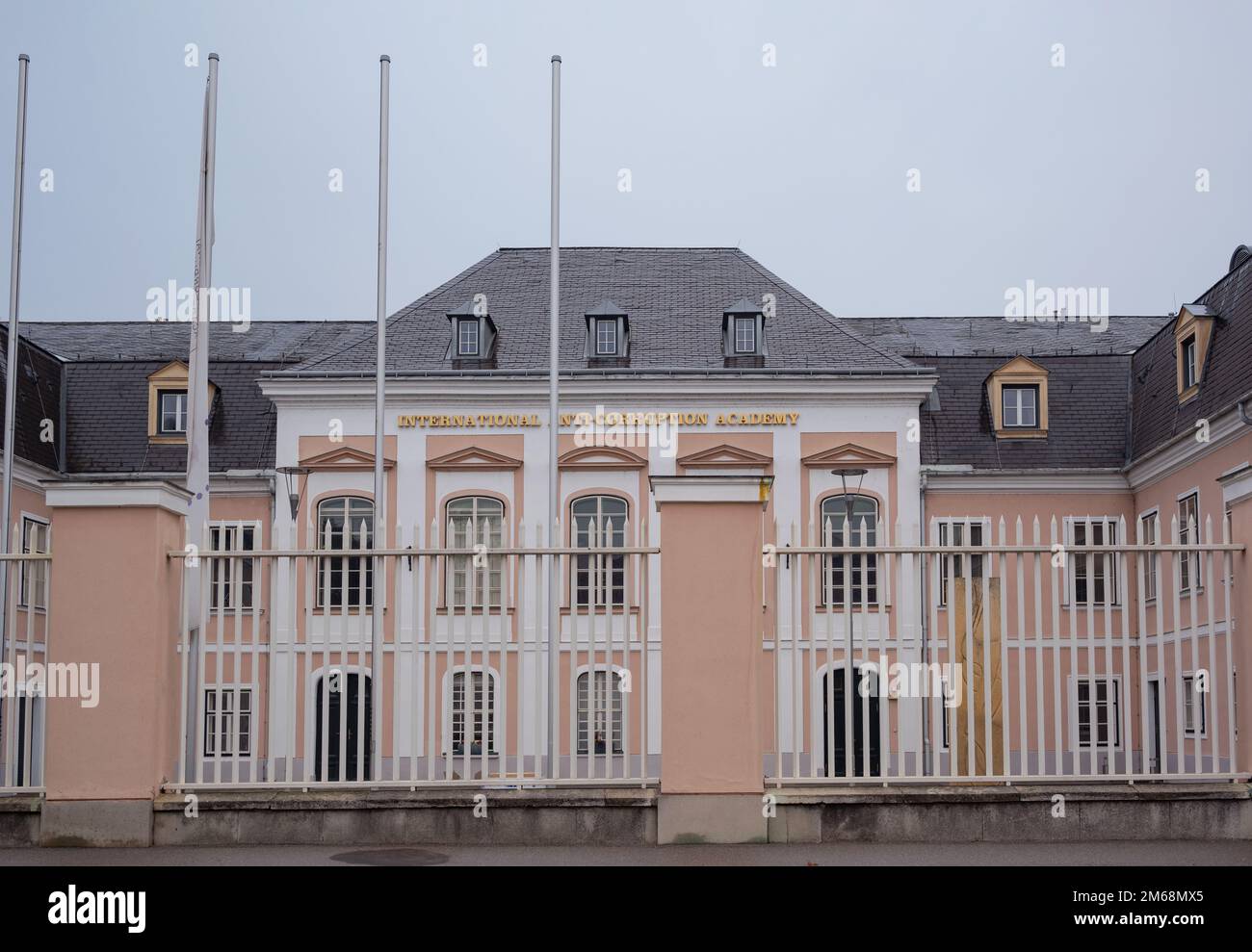 15th ottobre,2022.Vista dell'Accademia internazionale di lotta alla corruzione nella piazza centrale di Laxenburg, Austria. Foto Stock