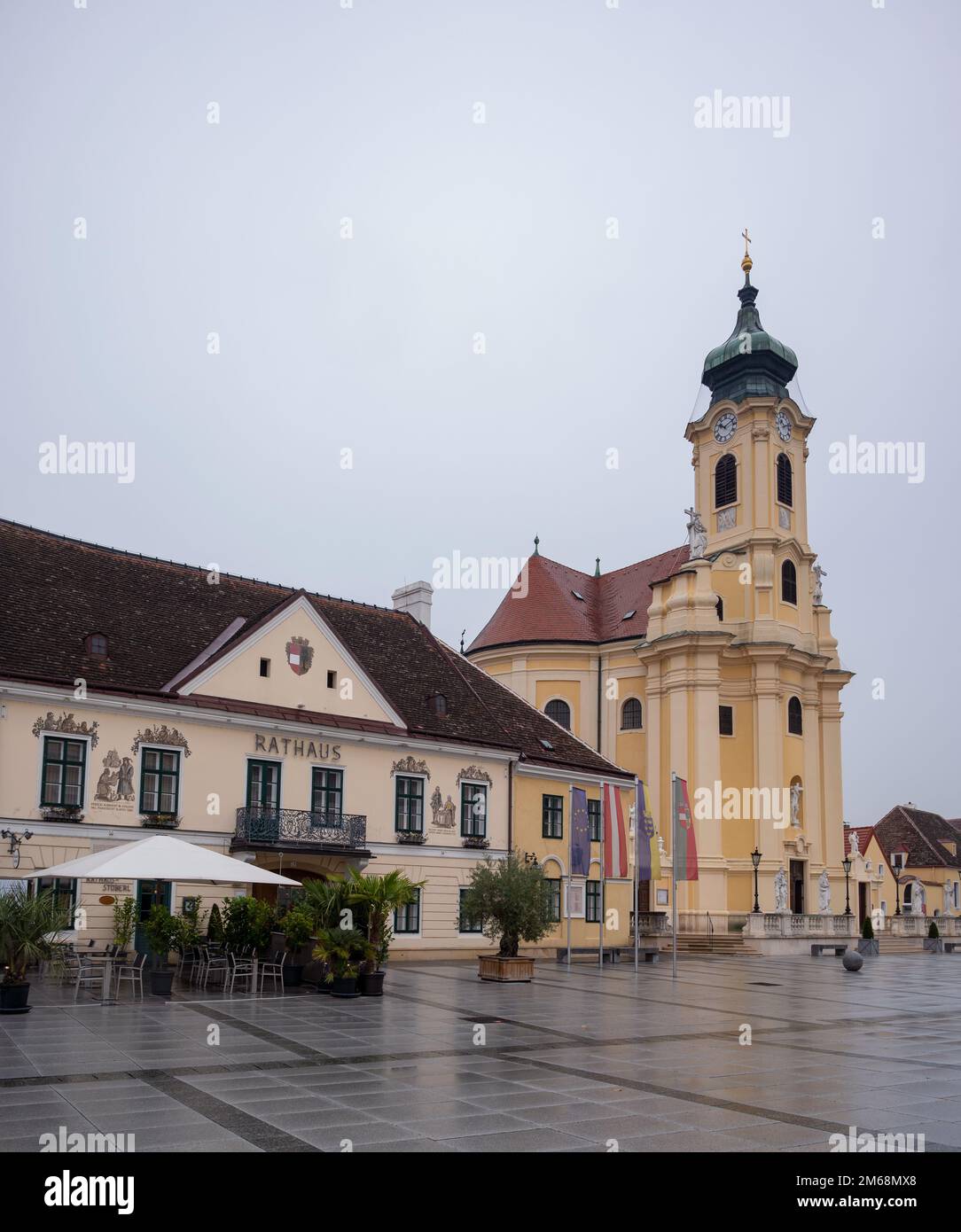 15th ottobre, 2022.Vista della chiesa cattolica di Laxenburg e del municipio della città di Laxenburg, Austria. Foto Stock