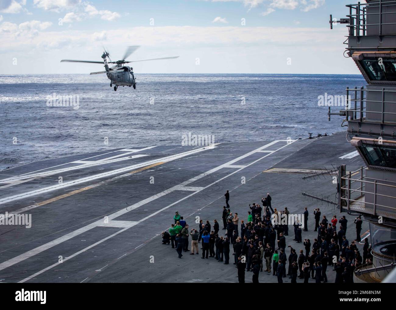 220419-N-UD000-1230 OCEANO ATLANTICO (19 aprile 2022) Capo Robert Aguilar, ufficiale comandante della USS George H.W. Bush (CVN 77), pilota un elicottero MH-60s Sea Hawk, attaccato all'elicottero Sea Combat Squadron (HSC) 7, durante il suo volo finale prima del pensionamento, 19 aprile 2022. George H.W. Bush fornisce all'autorità di comando nazionale una capacità di lotta contro la guerra flessibile e personalizzabile attraverso il gruppo di attacco dei vettori che mantiene la stabilità e la sicurezza marittima al fine di garantire l'accesso, scoraggiare l'aggressione e difendere gli interessi degli Stati Uniti, alleati e partner. Foto Stock