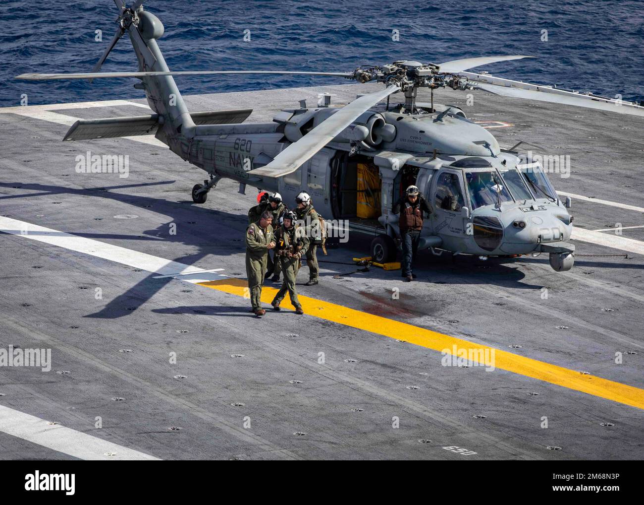 220419-N-UD000-1371 OCEANO ATLANTICO (19 aprile 2022) Capt. Robert Aguilar, comandante della USS George H.W. Bush (CVN 77), a sinistra, cammina con Lt. CMdR. William Thornley, comandante di per Helicopter Sea Combat Squadron (HSC) 7, dopo aver pilotato un MH-60s Sea Hawk attaccato a HSC-7 nel suo ultimo volo prima del pensionamento, 19 aprile 2022. George H.W. Bush fornisce all'autorità di comando nazionale capacità di lotta contro la guerra flessibile e personalizzabile come il fiore all'occhiello del gruppo di sciopero portaerei che mantiene la stabilità e la sicurezza marittima al fine di garantire l'accesso, scoraggiare l'aggressione e difendere gli Stati Uniti, al Foto Stock