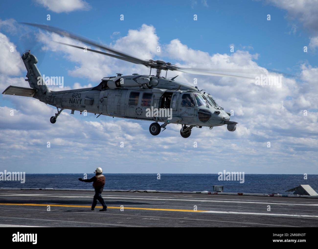 220419-N-SY758-1066 OCEANO ATLANTICO (19 aprile 2022) Capo Robert Aguilar, ufficiale comandante della USS George H.W. Bush (CVN 77), pilota un elicottero MH-60s Sea Hawk, attaccato all'elicottero Sea Combat Squadron (HSC) 7, durante il suo volo finale prima del pensionamento, 19 aprile 2022. George H.W. Bush fornisce all'autorità di comando nazionale una capacità di lotta contro la guerra flessibile e personalizzabile attraverso il gruppo di attacco dei vettori che mantiene la stabilità e la sicurezza marittima al fine di garantire l'accesso, scoraggiare l'aggressione e difendere gli interessi degli Stati Uniti, alleati e partner. Foto Stock