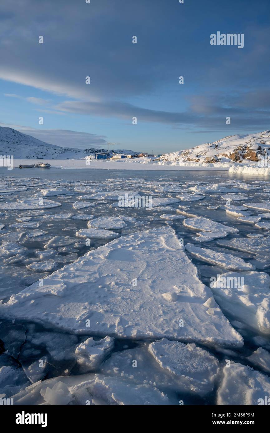 Ghiaccio marino nella baia a Oqaatsut insediamento nella Groenlandia occidentale Foto Stock