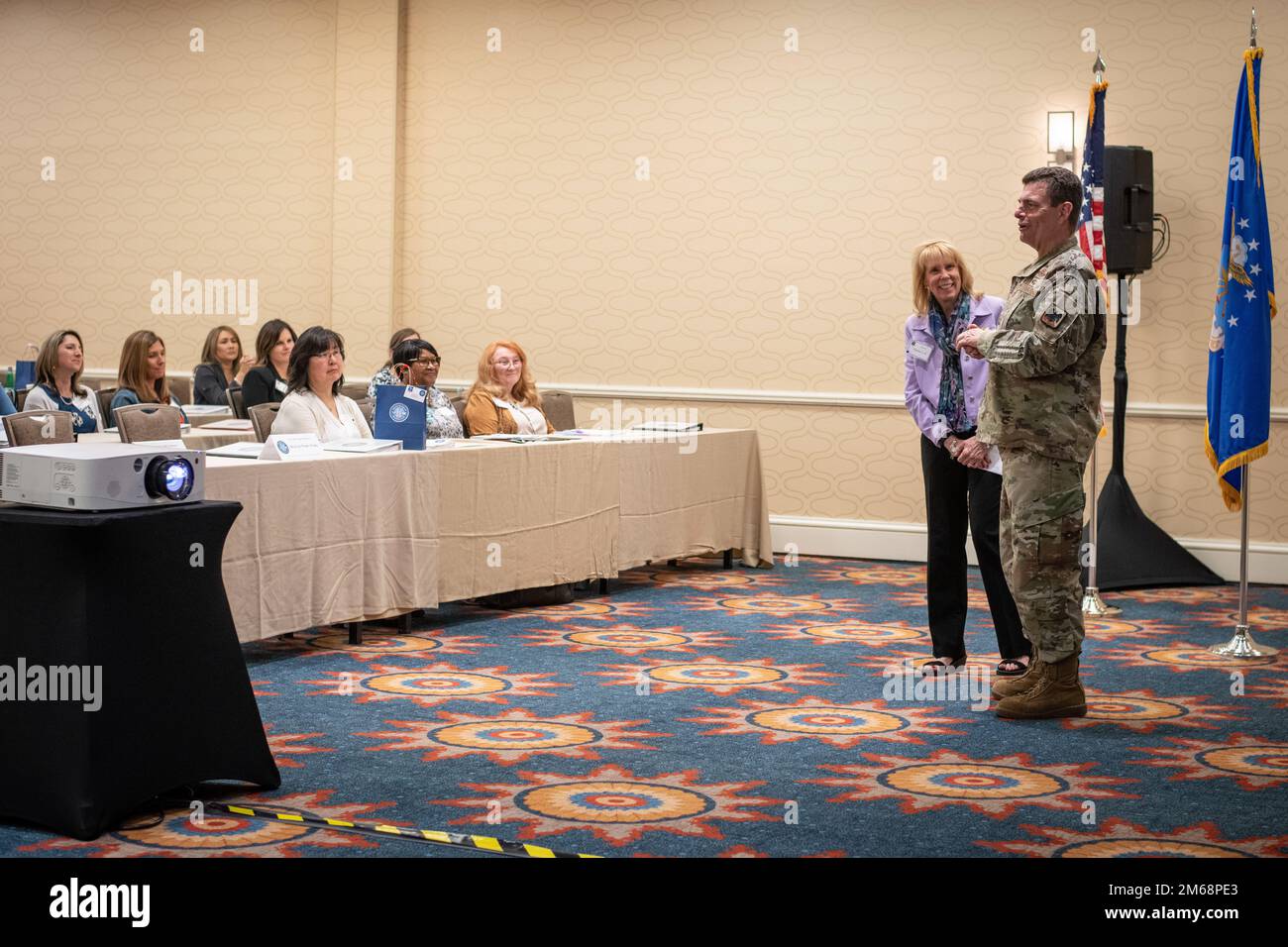 STATI UNITI Michael A. Loh, direttore della Guardia Nazionale aerea (ANG), parla durante la sessione di breakout del coniuge alla 2022° Conferenza del leader senior della Guardia Nazionale aerea (ASLC) a Dallas, Texas, 19 aprile 2022. L’ASLC di quest’anno ha invitato i coniugi di alti leader e comandanti di tutte le 90 ali a condividere il loro contributo sul clima e sul benessere delle famiglie militari. Foto Stock