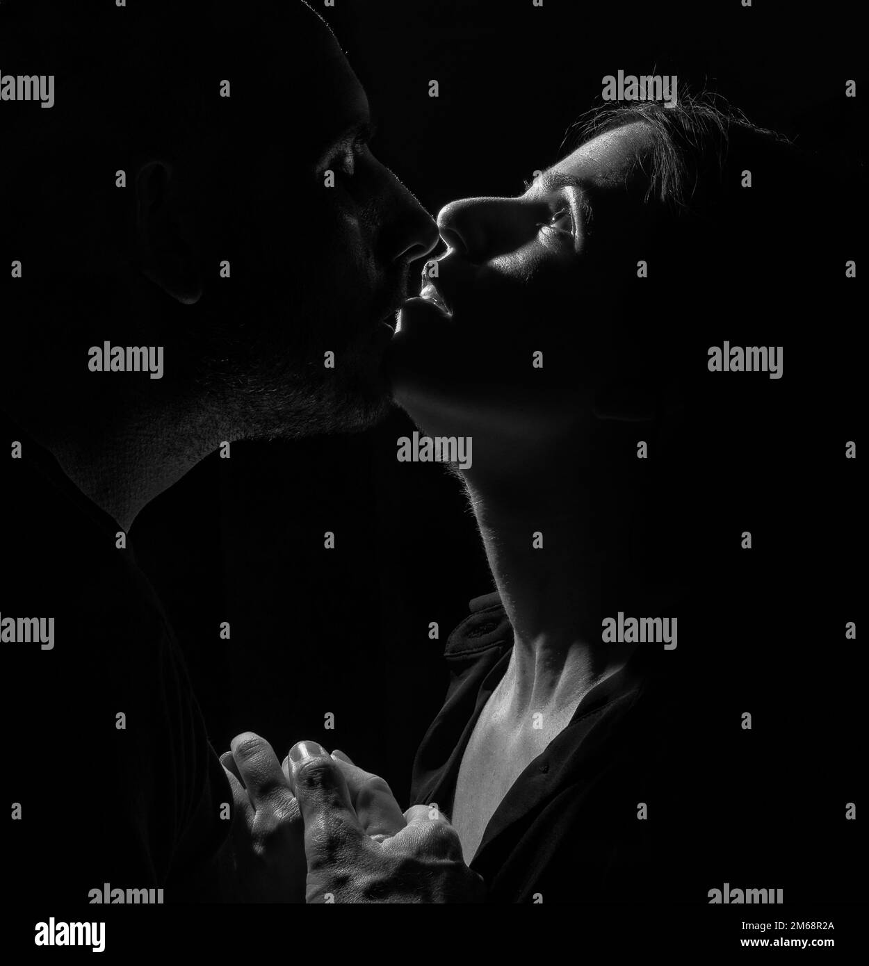 Un uomo e una donna innamorati fotografia in bianco e nero studio Foto Stock