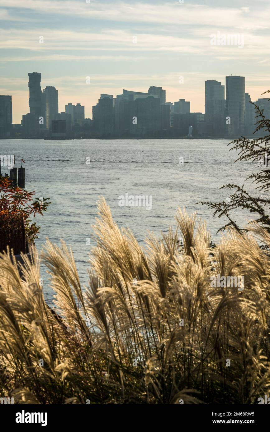 Little Island al Molo 55, un parco artificiale nel fiume Hudson ad ovest di Manhattan che ha aperto nel 2021, New York City, USA Foto Stock