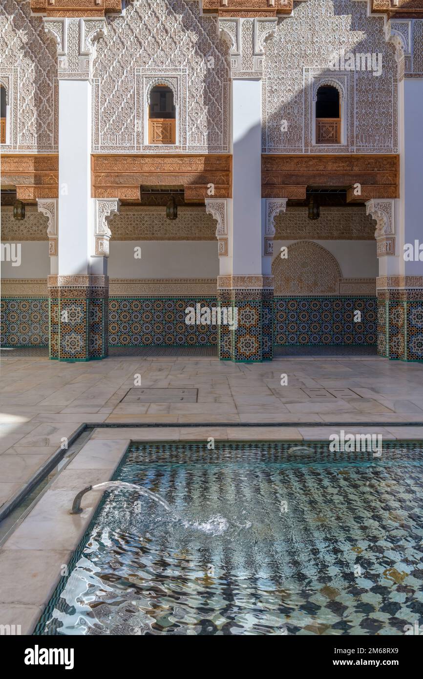 Ben Youssef Madrasa, situato a Marrakech, era un college islamico. Le pareti e il pavimento sono ricoperti da colorate piastrelle Zellij in motivi islamici. Foto Stock
