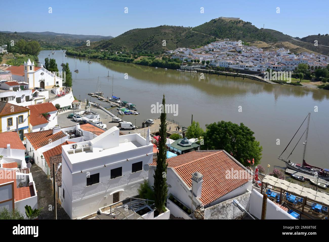 Vista sul centro di Alcoutim e sulla Cappella di Sant'Antonio, Algarve, Portogallo Foto Stock