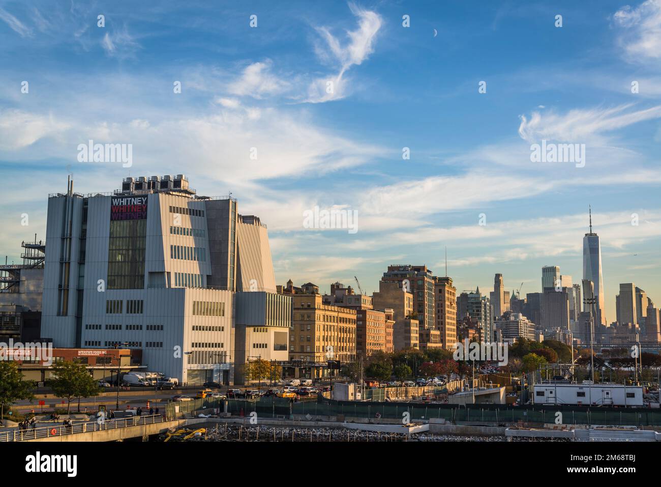 Vista del Whitney Museum a Lower Manhattan dalla Little Island al Molo 55, un parco artificiale dell'isola nel fiume Hudson ad ovest di Manhattan che Foto Stock