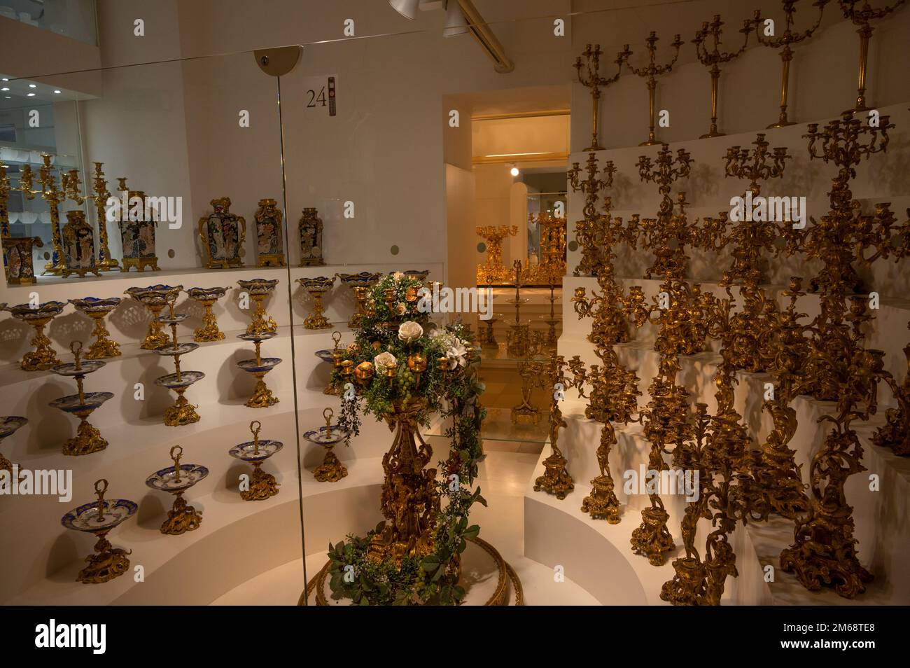 Vista del museo Sisi con stravaganti stoviglie in argento, porcellana e vetro, un tempo utilizzate per cenare nella corte imperiale di Vienna Austria Foto Stock