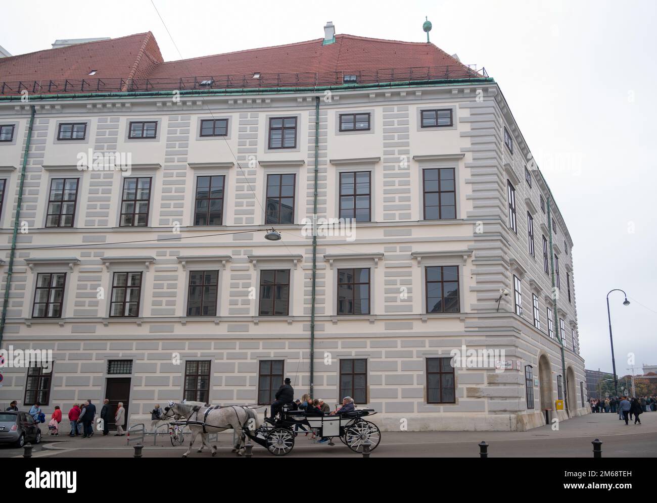 16th ottobre, 2022, Vienna, Austria. Vista delle carrozze a cavallo - Figakers fuori dal Palazzo Hofburg l'ex principale palazzo imperiale degli Asburgo Foto Stock