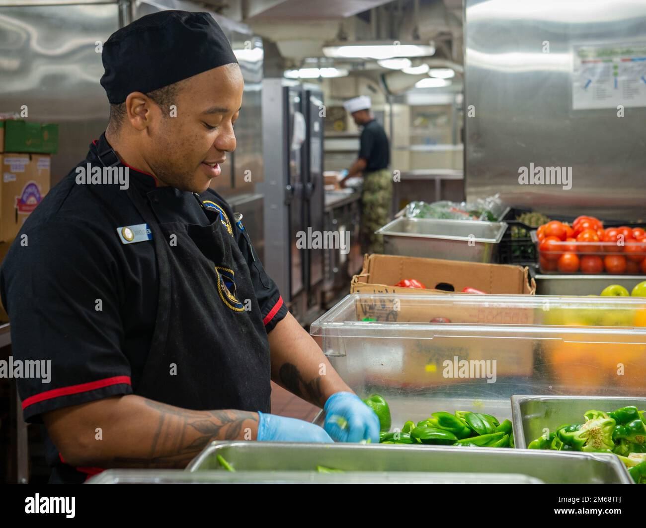 220420-N-EE352-1066 OCEANO PACIFICO (20 aprile 2022) Specialista culinario 1st Classe Parker Arnold, nativo di Pensacola, Fla., prepara verdure nella cucina a bordo della portaerei di classe Nimitz USS Carl Vinson (CVN 70), aprile 20. Vinson sta attualmente conducendo operazioni marittime di routine nell'Oceano Pacifico. Foto Stock