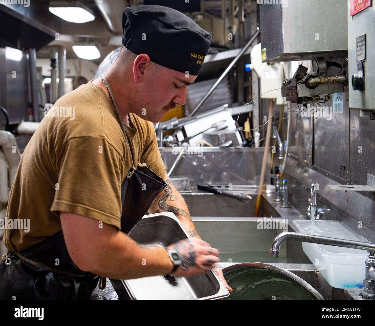 220420-N-EE352-1034 OCEANO PACIFICO (20 aprile 2022) lo Specialista culinario Seaman Tom Battison, nativo di Warwick, R.I., lava piatti nelle sculture a bordo della portaerei di classe Nimitz USS Carl Vinson (CVN 70), 20 aprile. Vinson sta attualmente conducendo operazioni marittime di routine nell'Oceano Pacifico. Foto Stock