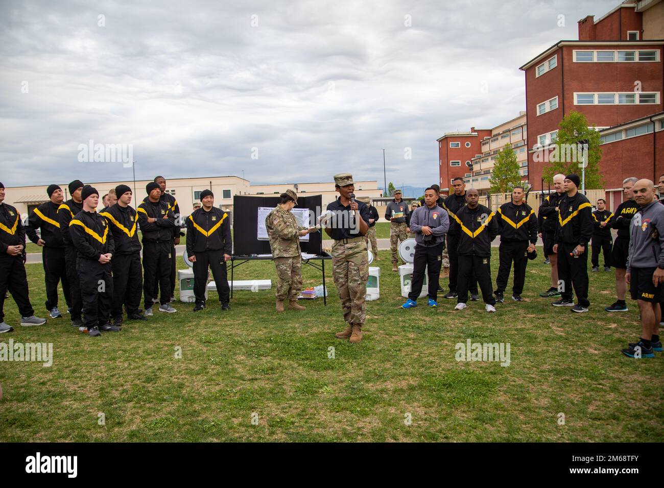 SGT. Maj. Nonya Webb, USA Esercito Southern European Task Force, Africa Equal Opportunity Sgt. Major, parla ai concorrenti durante la caccia al tesoro di pari opportunità su Caserma del-DIN, Vicenza, Italia, 20 aprile 2022. Lo scopo dell'evento era quello di testare la conoscenza dei soldati sul programma PO, esercitare la costruzione di team e aumentare la coesione delle unità. Foto Stock