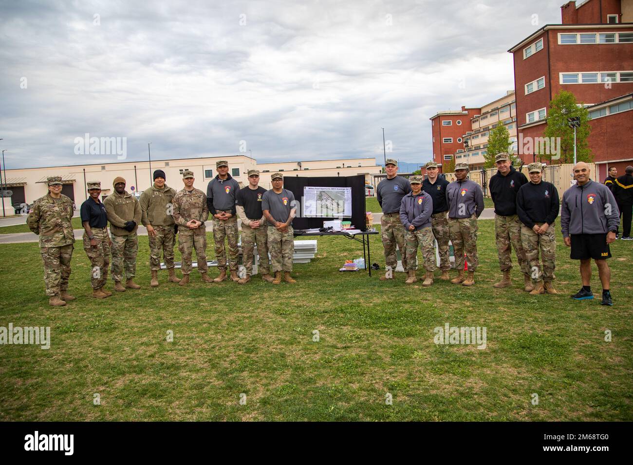 Cadre dagli Stati Uniti Army Southern European Task Force, Africa è in piedi per una foto a seguito della caccia al tesoro delle pari opportunità a Caserma del-DIN, Vicenza, Italia, 20 aprile 2022. Lo scopo dell'evento era quello di testare la conoscenza dei soldati sul programma PO, esercitare la costruzione di team e aumentare la coesione delle unità. Foto Stock