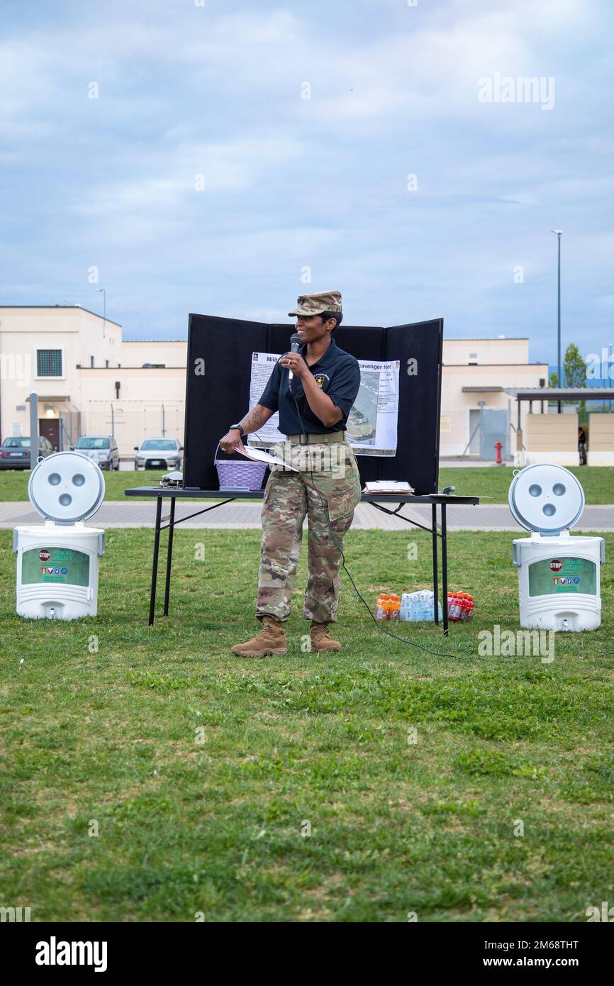 SGT. Maj. Nonya Webb, USA Esercito Southern European Task Force, Africa Equal Opportunity Sgt. Major, parla ai concorrenti durante la caccia al tesoro di pari opportunità su Caserma del-DIN, Vicenza, Italia, 20 aprile 2022. Lo scopo dell'evento era quello di testare la conoscenza dei soldati sul programma PO, esercitare la costruzione di team e aumentare la coesione delle unità. Foto Stock