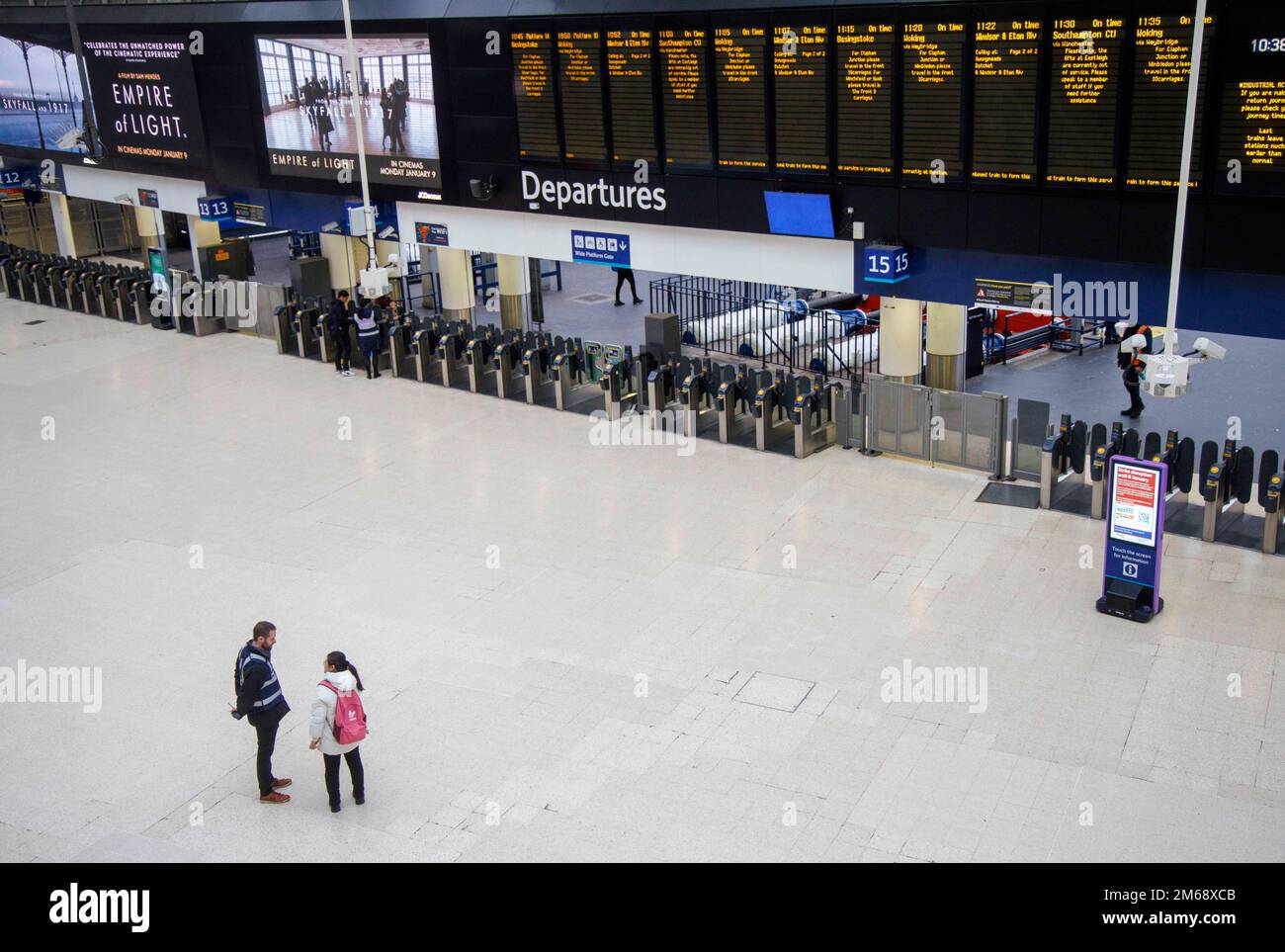 Londra, Regno Unito. 3rd Jan, 2023. La stazione di Waterloo era molto deserta alle 10,30 del mattino il giorno in cui era normalmente molto affollata con i pendolari dopo la pausa di Natale. 40.000 lavoratori ferroviari iniziano 5 giorni di sciopero consecutivo con solo circa il 20% dei treni in funzione. Credit: Notizie dal vivo di Mark Thomas/Alamy Foto Stock