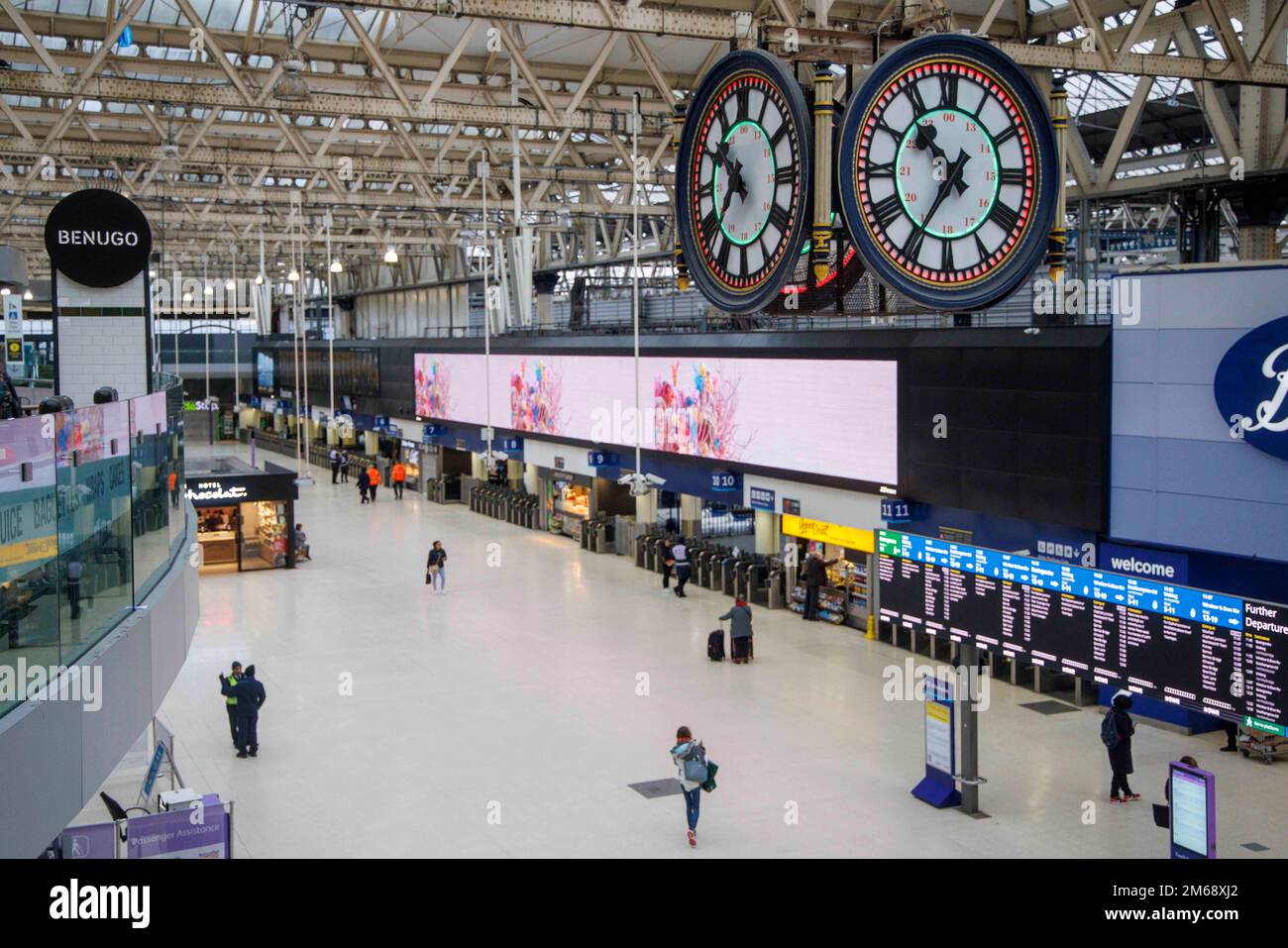 Londra, Regno Unito. 3rd Jan, 2023. La stazione di Waterloo era molto deserta alle 10,30 del mattino il giorno in cui era normalmente molto affollata con i pendolari dopo la pausa di Natale. 40.000 lavoratori ferroviari iniziano 5 giorni di sciopero consecutivo con solo circa il 20% dei treni in funzione. Credit: Notizie dal vivo di Mark Thomas/Alamy Foto Stock