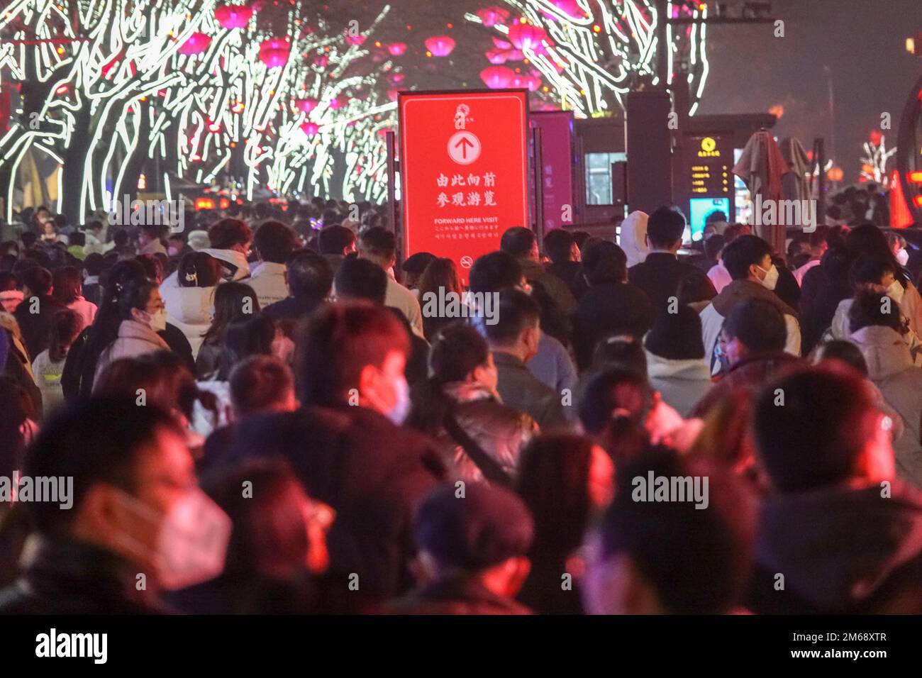 Vivace scena del centro commerciale Great Tang All Day a Capodanno nella città di Xi'an, provincia Shaanxi del nord-ovest della Cina, 31 dicembre 2022. (Foto di ChinaImages/Sipa USA) Foto Stock