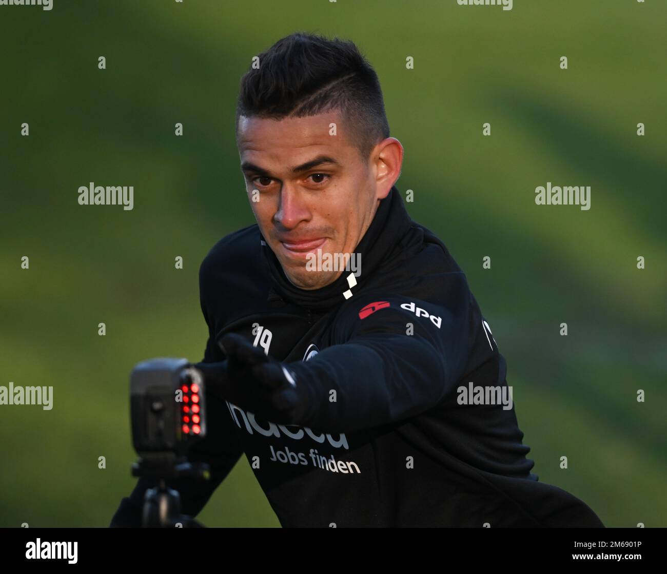 03 gennaio 2023, Hessen, Francoforte sul meno: Rafael Santos Borré partecipa al calcio d'inizio di Eintracht Frankfurt presso lo stadio. Foto: Arne Dedert/dpa Foto Stock