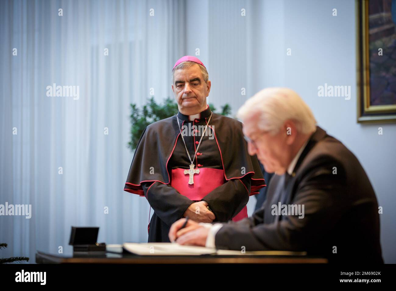 Berlino, Germania. 03rd Jan, 2023. Il presidente tedesco Frank-Walter Steinmeier (r) firma il libro delle condoglianze alla Nunziatura Apostolica di Berlino sulla morte di Papa emerito Benedetto XVI. Sulla sinistra si trova Mons. Nikola Eterovic, Nunzio Apostolico in Germania. Credit: Gordon Welters/KNA pool/dpa/Alamy Live News Foto Stock