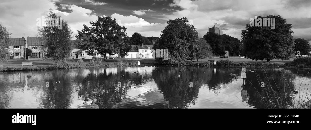 Vista sul laghetto delle anatre del villaggio di Great Massingham, North Norfolk, Inghilterra, Regno Unito Foto Stock